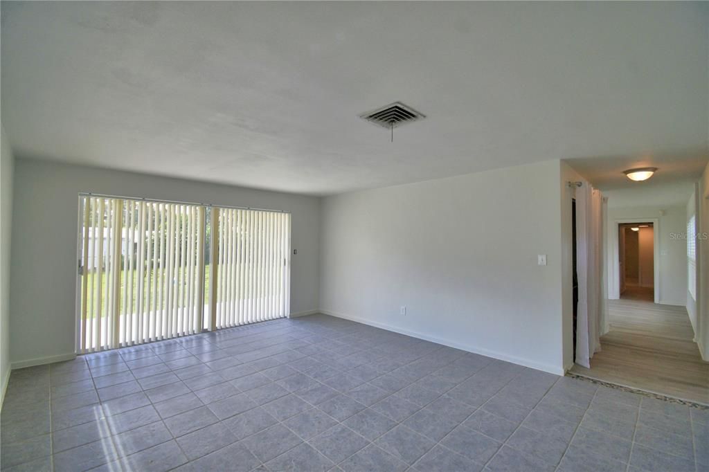 合同活跃: $259,000 (3 贝兹, 2 浴室, 1418 平方英尺)