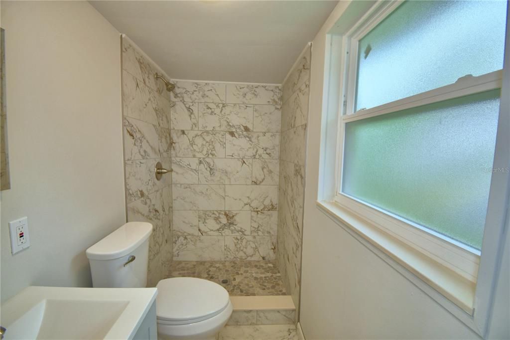 合同活跃: $259,000 (3 贝兹, 2 浴室, 1418 平方英尺)