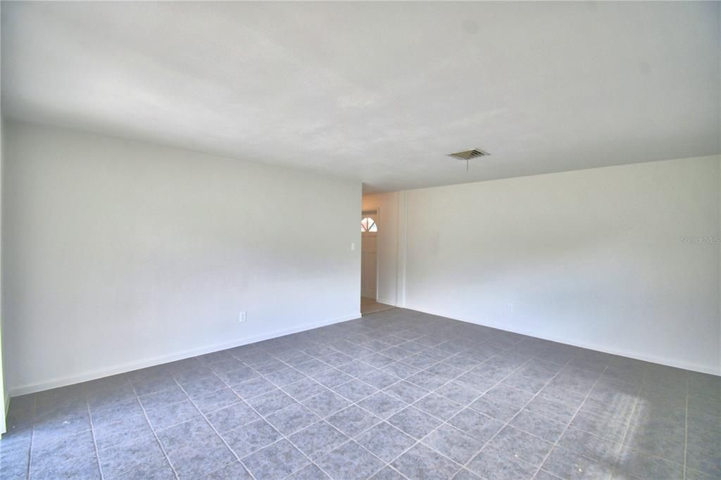 合同活跃: $259,000 (3 贝兹, 2 浴室, 1418 平方英尺)