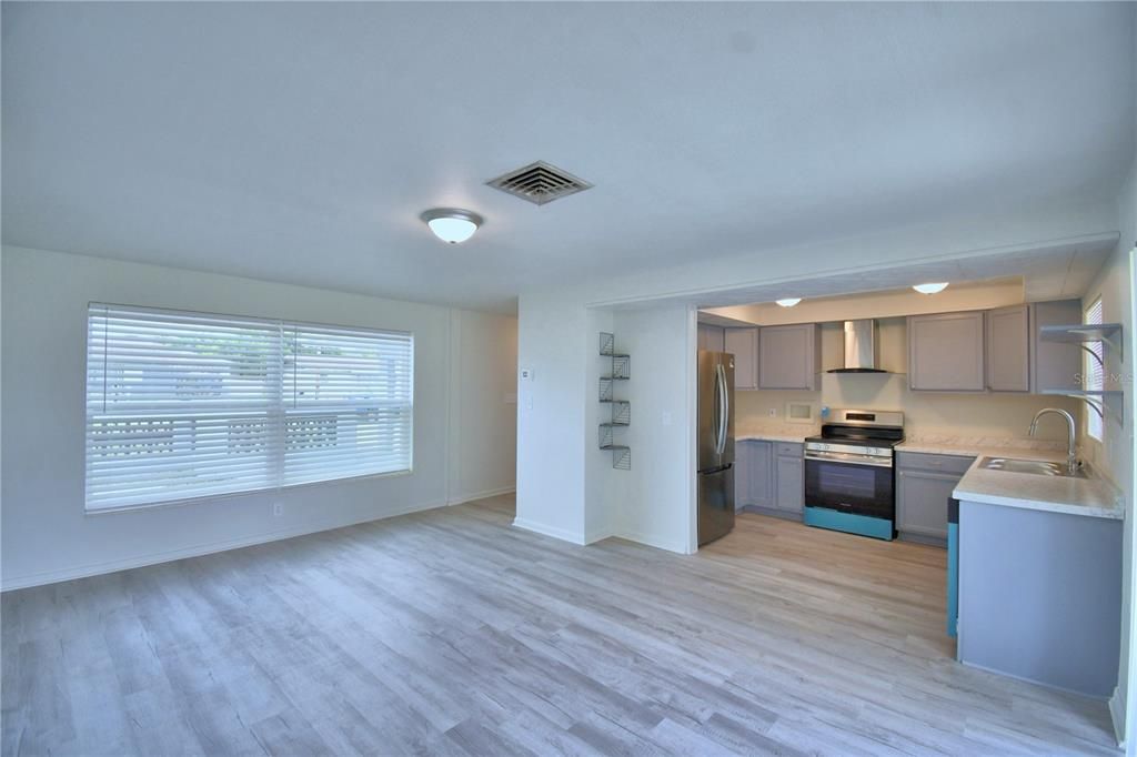 合同活跃: $259,000 (3 贝兹, 2 浴室, 1418 平方英尺)