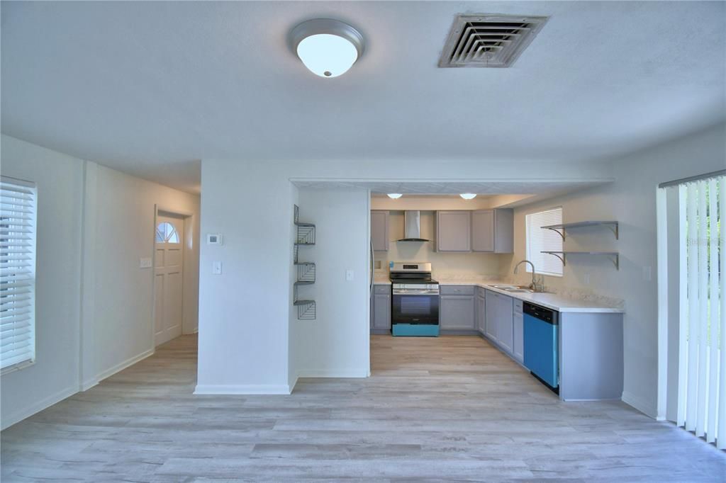 合同活跃: $259,000 (3 贝兹, 2 浴室, 1418 平方英尺)