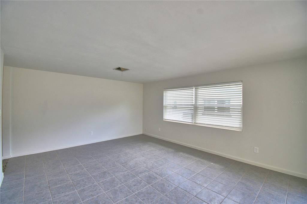 合同活跃: $259,000 (3 贝兹, 2 浴室, 1418 平方英尺)