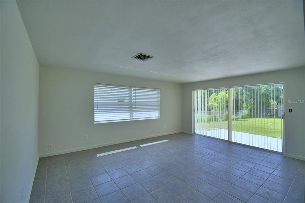 合同活跃: $259,000 (3 贝兹, 2 浴室, 1418 平方英尺)