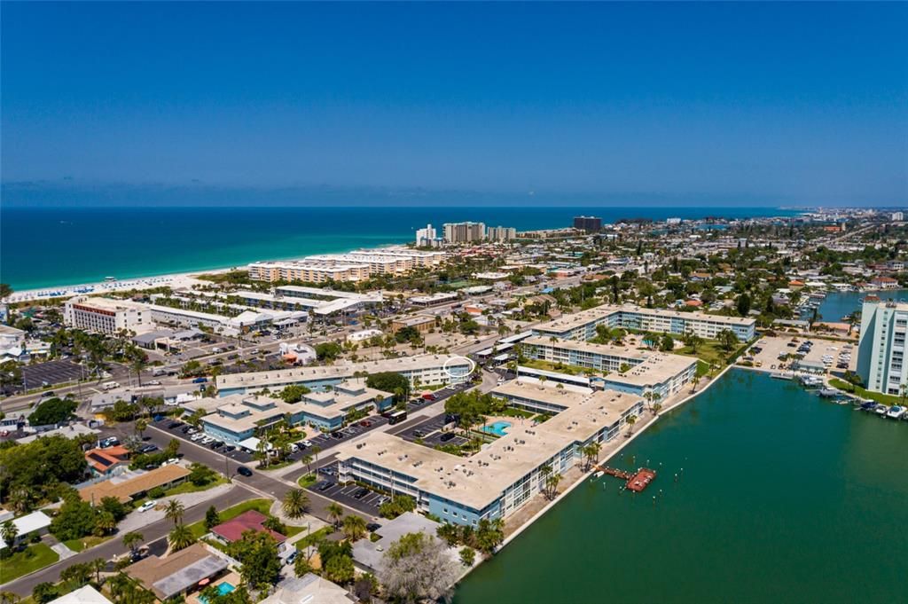 На продажу: $399,000 (2 спален, 2 ванн, 1290 Квадратных фут)