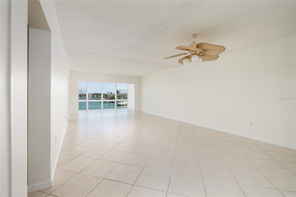 На продажу: $399,000 (2 спален, 2 ванн, 1290 Квадратных фут)