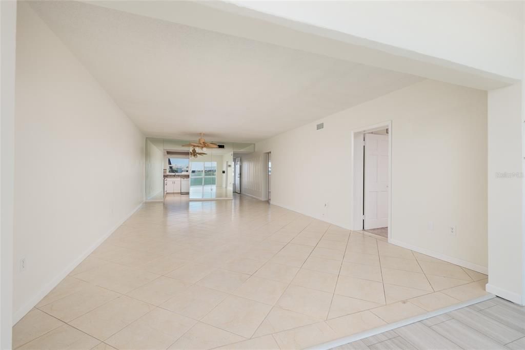 На продажу: $399,000 (2 спален, 2 ванн, 1290 Квадратных фут)