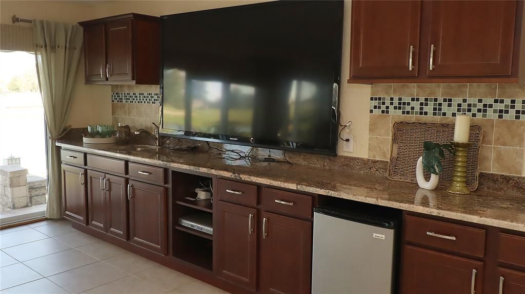 For Sale: $925,000 (4 beds, 2 baths, 2544 Square Feet)