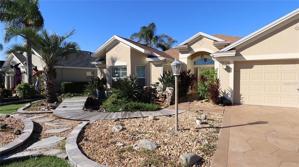 For Sale: $925,000 (4 beds, 2 baths, 2544 Square Feet)