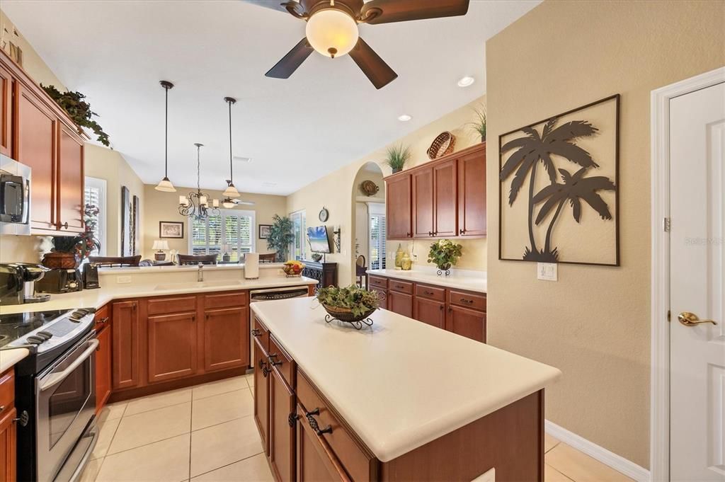 合同活跃: $464,500 (3 贝兹, 2 浴室, 2054 平方英尺)