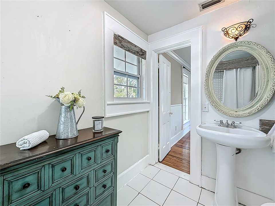 合同活跃: $595,000 (4 贝兹, 3 浴室, 3377 平方英尺)