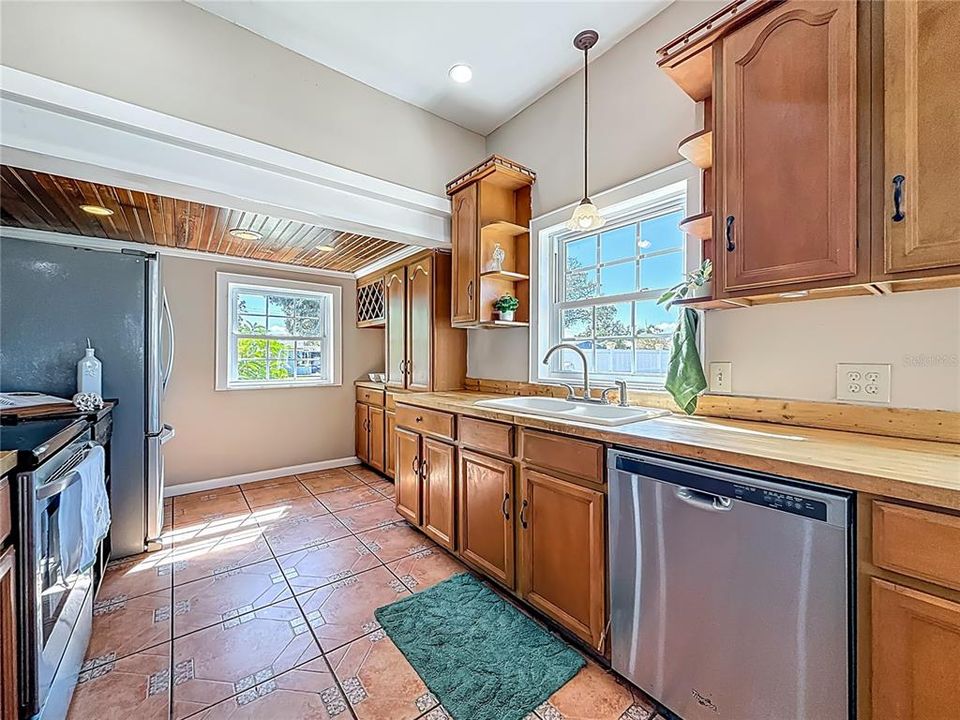 合同活跃: $595,000 (4 贝兹, 3 浴室, 3377 平方英尺)