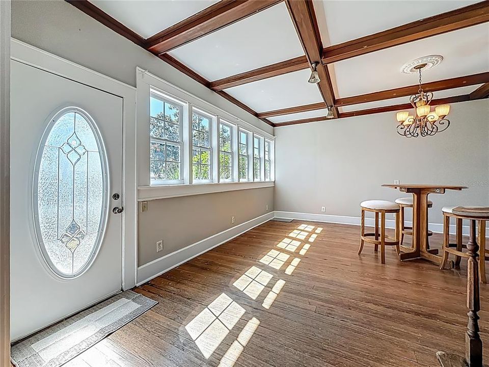 合同活跃: $595,000 (4 贝兹, 3 浴室, 3377 平方英尺)