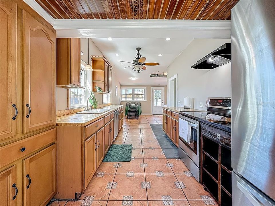 合同活跃: $595,000 (4 贝兹, 3 浴室, 3377 平方英尺)