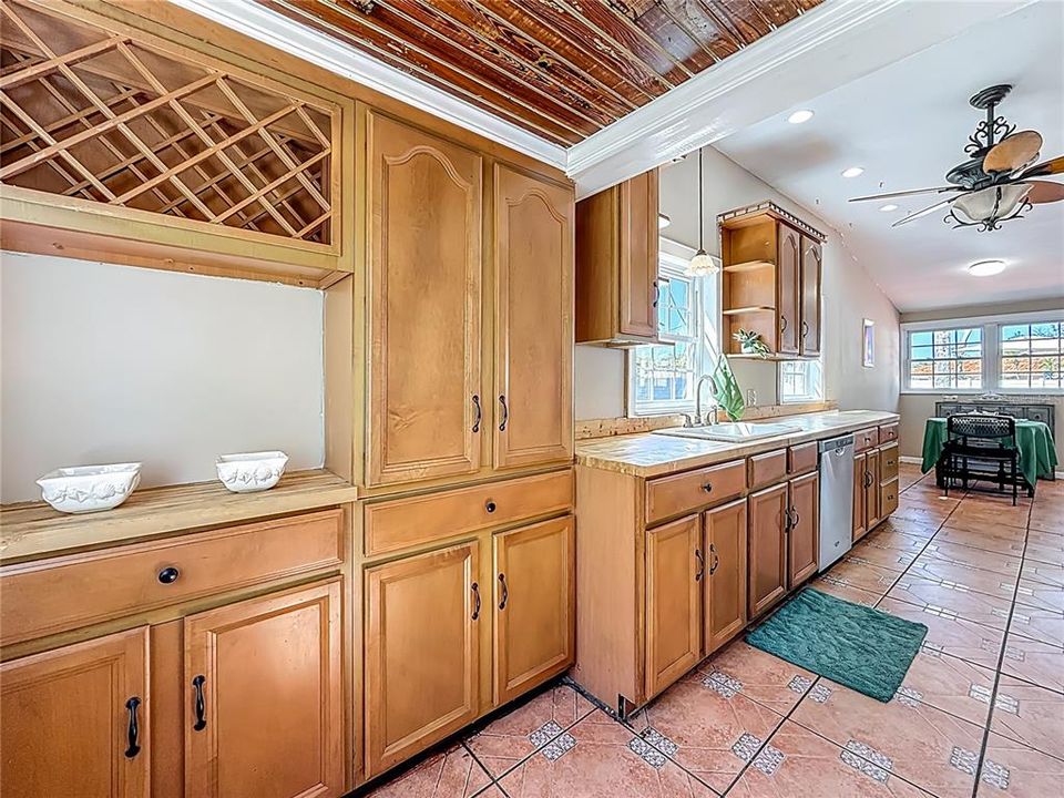 合同活跃: $595,000 (4 贝兹, 3 浴室, 3377 平方英尺)