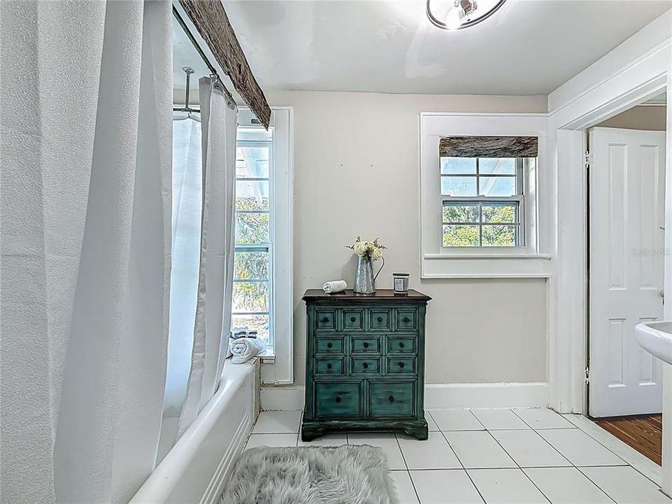 合同活跃: $595,000 (4 贝兹, 3 浴室, 3377 平方英尺)