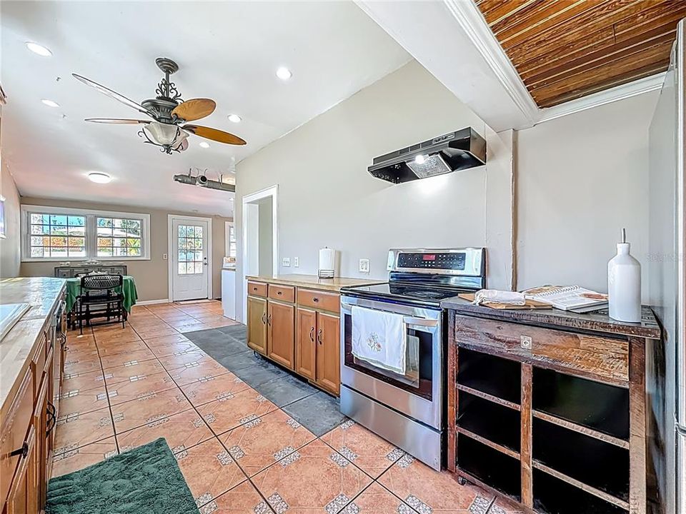 合同活跃: $595,000 (4 贝兹, 3 浴室, 3377 平方英尺)