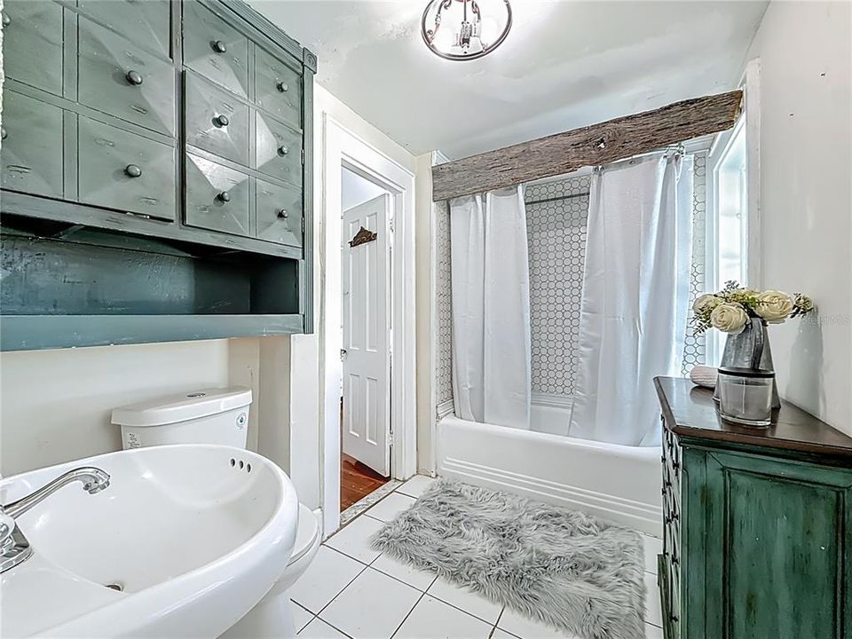 合同活跃: $595,000 (4 贝兹, 3 浴室, 3377 平方英尺)