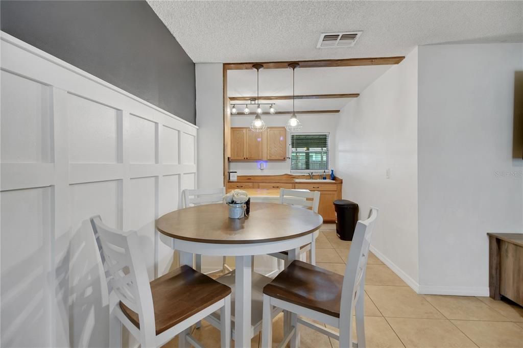 合同活跃: $295,000 (3 贝兹, 2 浴室, 1288 平方英尺)