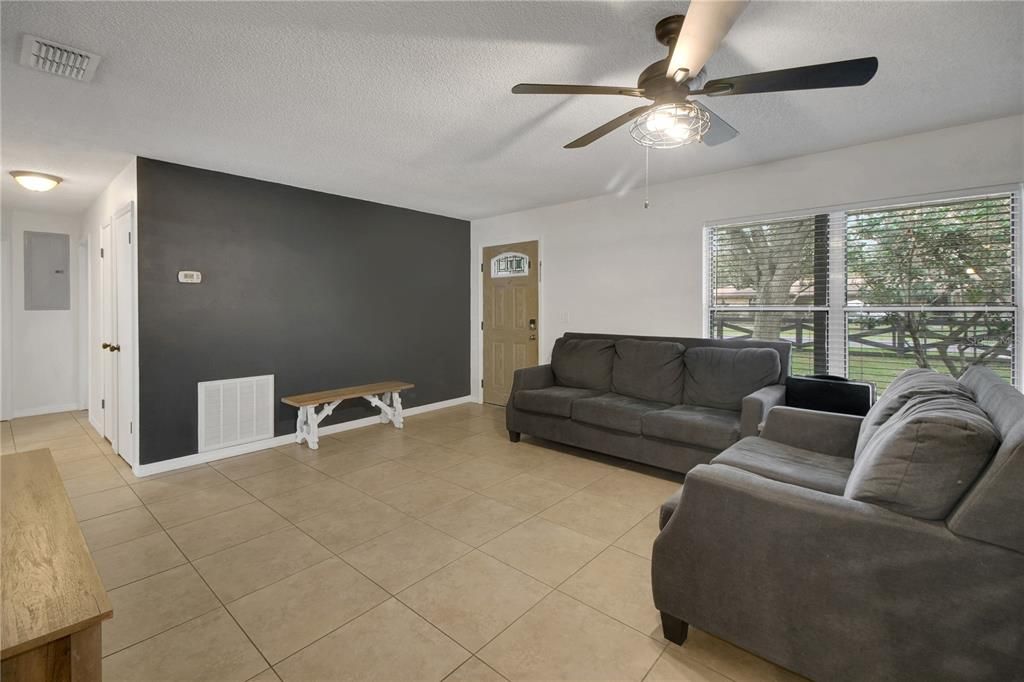 合同活跃: $295,000 (3 贝兹, 2 浴室, 1288 平方英尺)