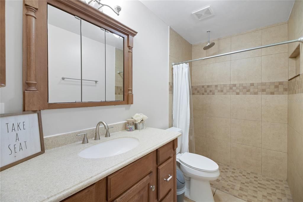 合同活跃: $295,000 (3 贝兹, 2 浴室, 1288 平方英尺)