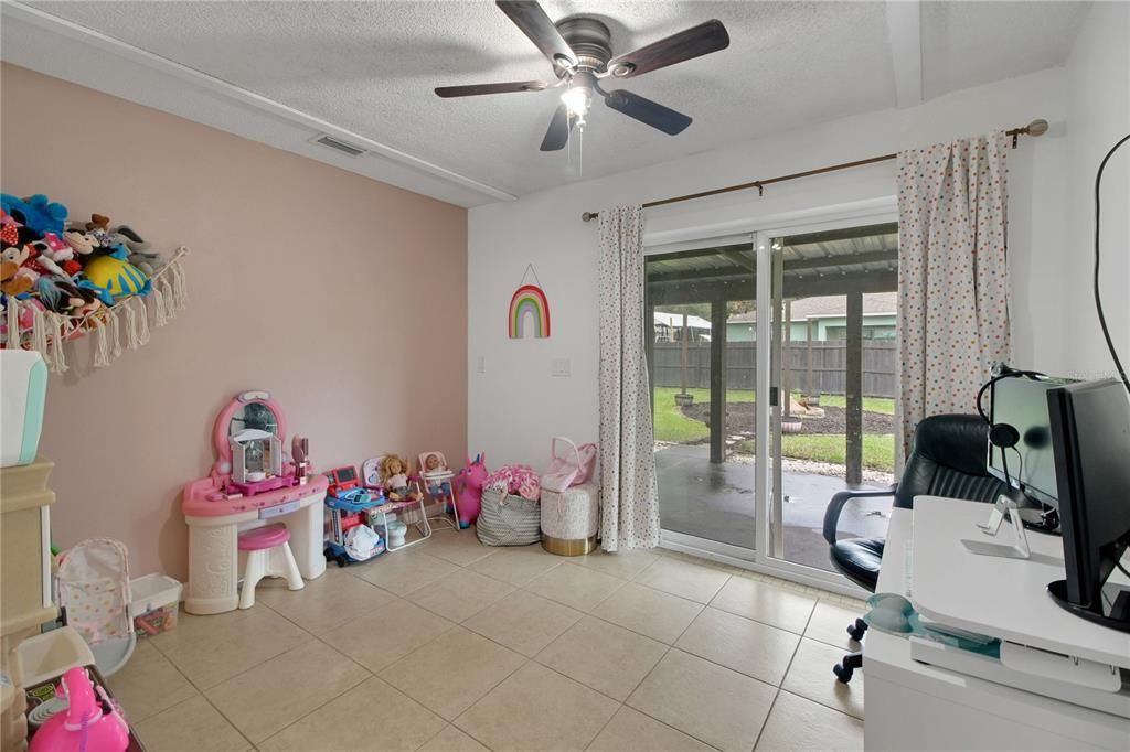 合同活跃: $295,000 (3 贝兹, 2 浴室, 1288 平方英尺)