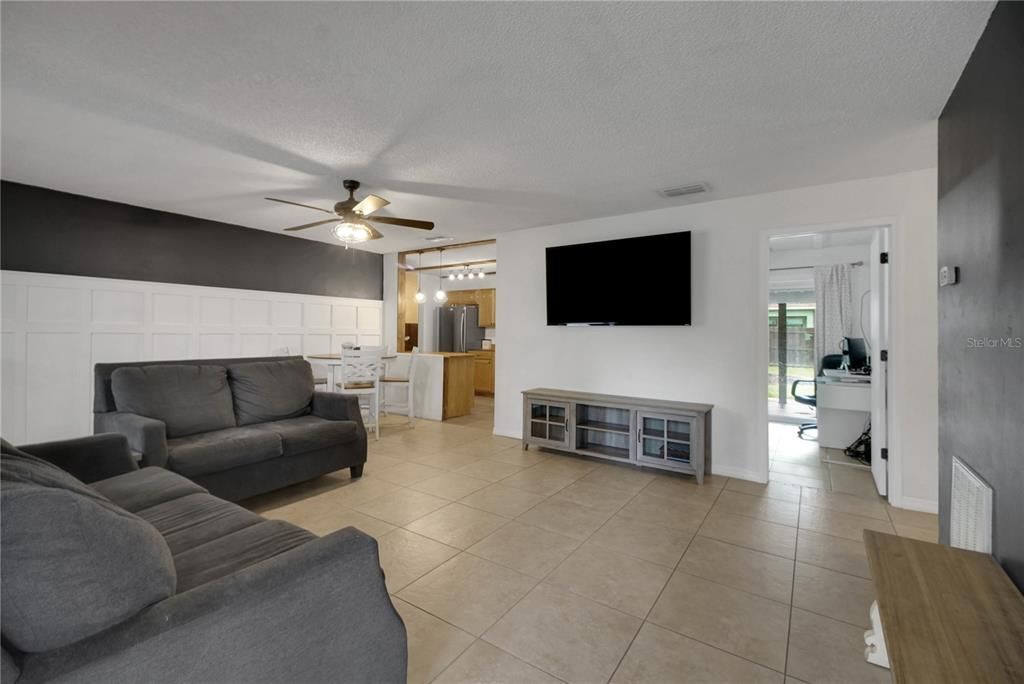 合同活跃: $295,000 (3 贝兹, 2 浴室, 1288 平方英尺)