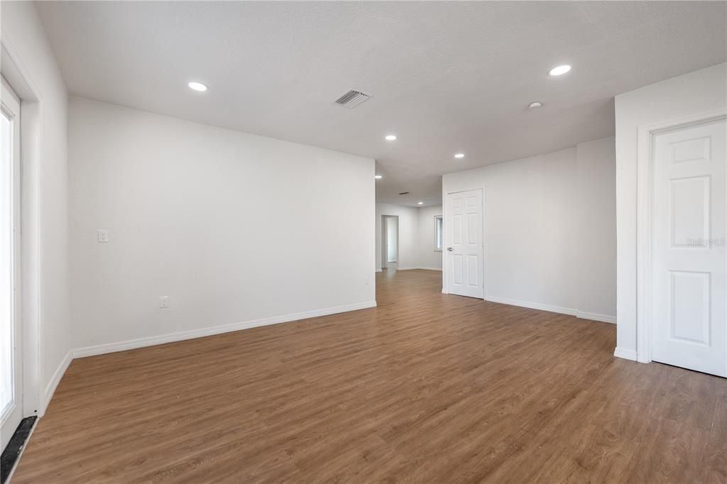 待售: $439,900 (4 贝兹, 2 浴室, 1516 平方英尺)