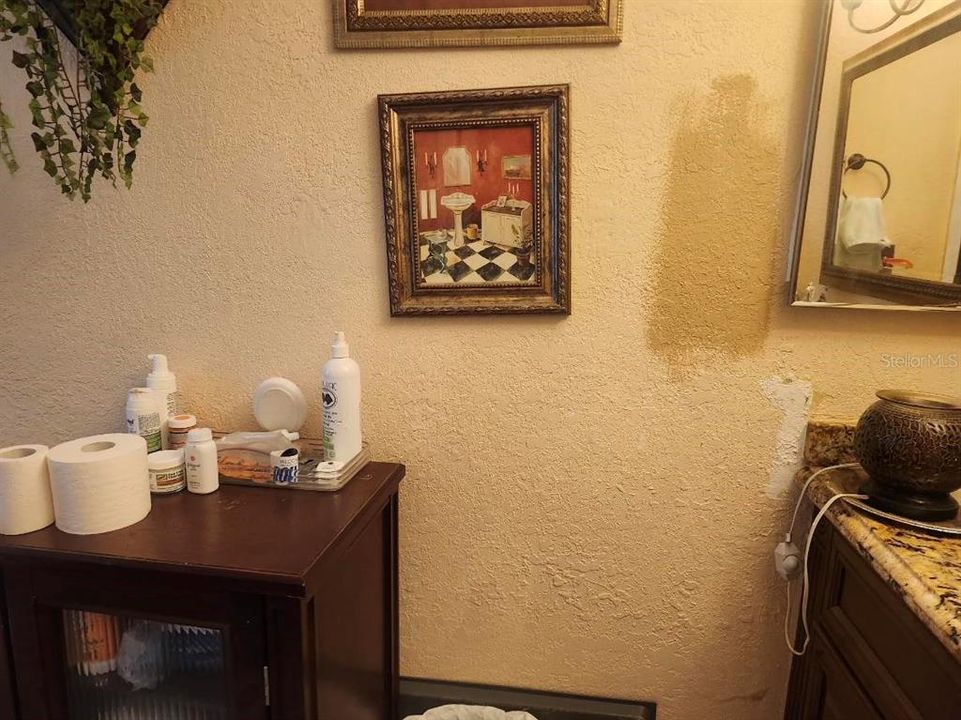 合同活跃: $579,999 (4 贝兹, 2 浴室, 2442 平方英尺)