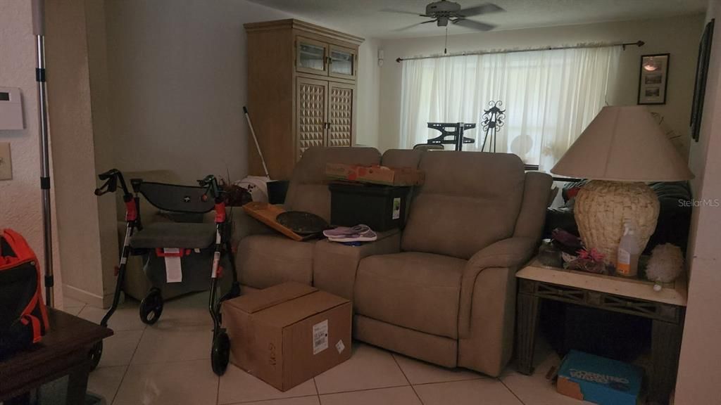 合同活跃: $579,999 (4 贝兹, 2 浴室, 2442 平方英尺)