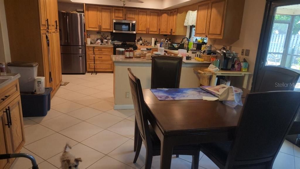 合同活跃: $579,999 (4 贝兹, 2 浴室, 2442 平方英尺)