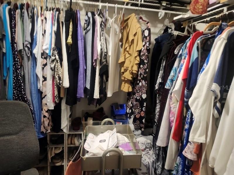 合同活跃: $579,999 (4 贝兹, 2 浴室, 2442 平方英尺)