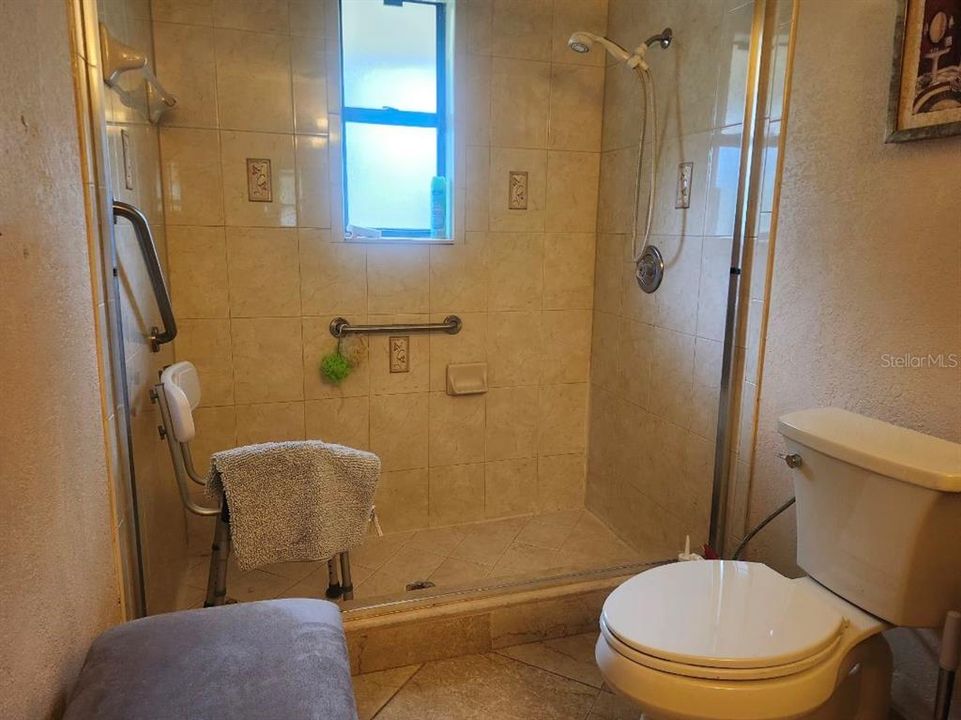 合同活跃: $579,999 (4 贝兹, 2 浴室, 2442 平方英尺)