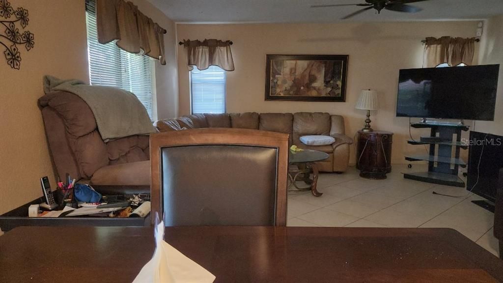 合同活跃: $579,999 (4 贝兹, 2 浴室, 2442 平方英尺)