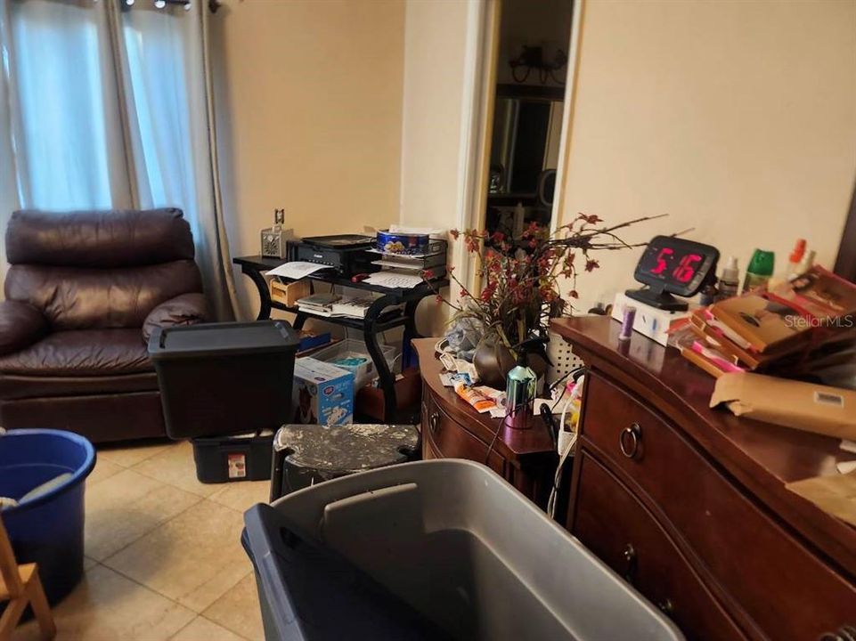 合同活跃: $579,999 (4 贝兹, 2 浴室, 2442 平方英尺)