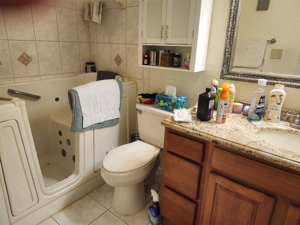 合同活跃: $579,999 (4 贝兹, 2 浴室, 2442 平方英尺)