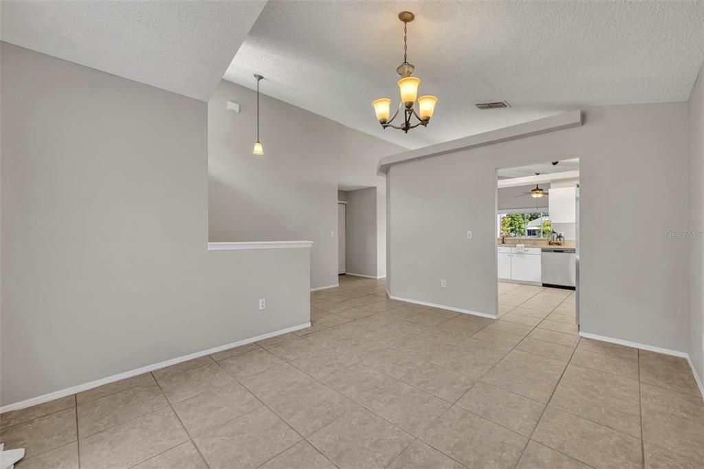 合同活跃: $394,000 (3 贝兹, 2 浴室, 1511 平方英尺)