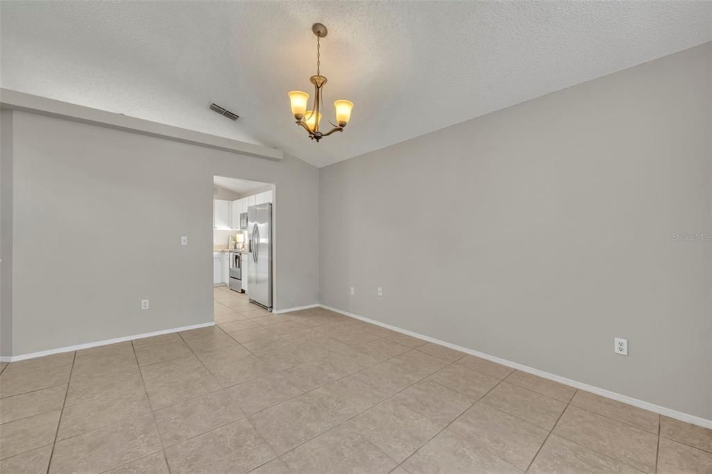 合同活跃: $394,000 (3 贝兹, 2 浴室, 1511 平方英尺)