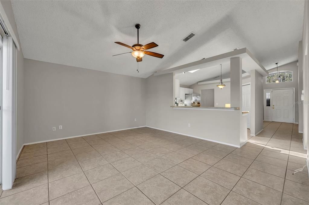 合同活跃: $394,000 (3 贝兹, 2 浴室, 1511 平方英尺)