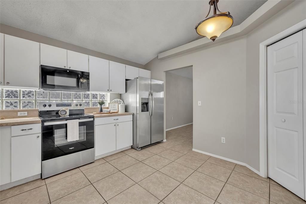 合同活跃: $394,000 (3 贝兹, 2 浴室, 1511 平方英尺)