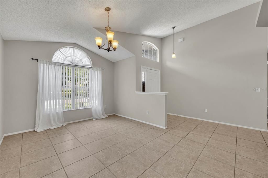 合同活跃: $394,000 (3 贝兹, 2 浴室, 1511 平方英尺)