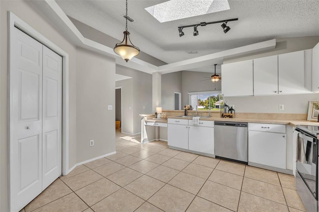 合同活跃: $394,000 (3 贝兹, 2 浴室, 1511 平方英尺)