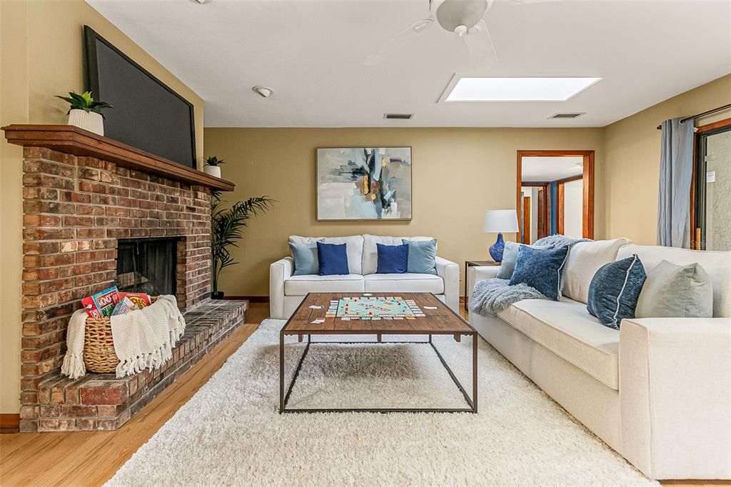 Под контрактом: $425,000 (4 спален, 3 ванн, 2273 Квадратных фут)