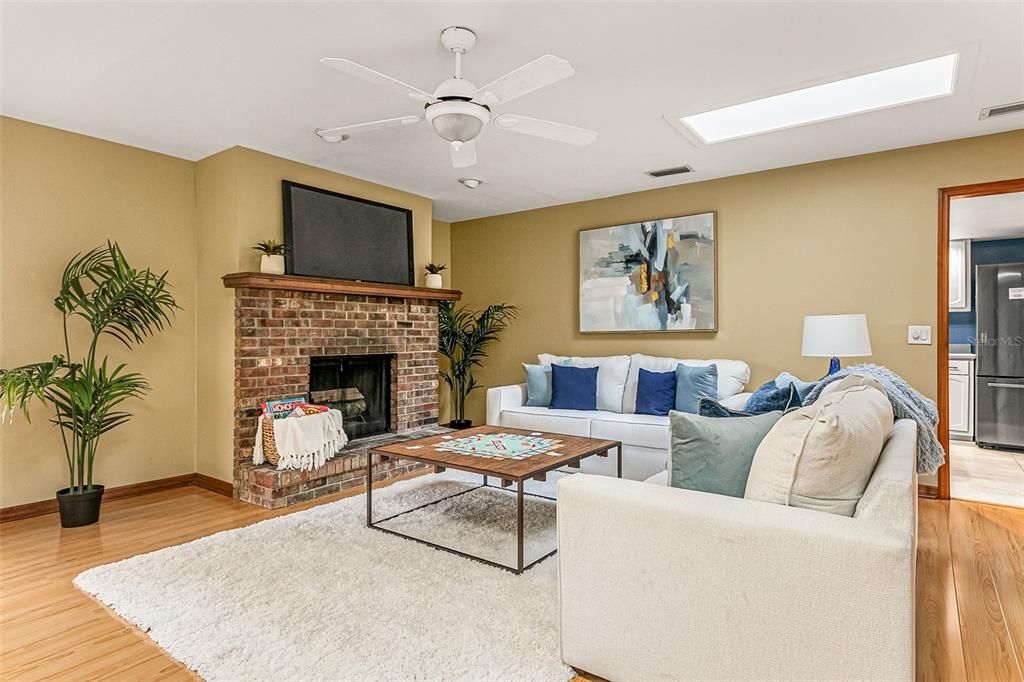 Под контрактом: $425,000 (4 спален, 3 ванн, 2273 Квадратных фут)