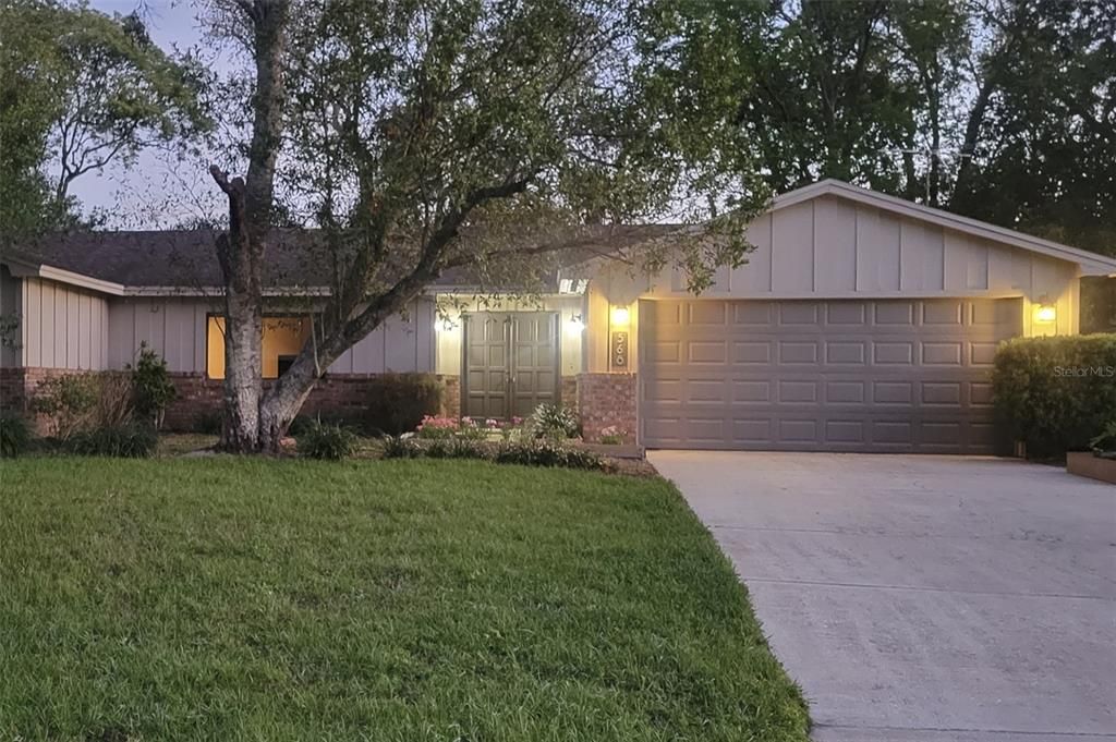 Под контрактом: $425,000 (4 спален, 3 ванн, 2273 Квадратных фут)