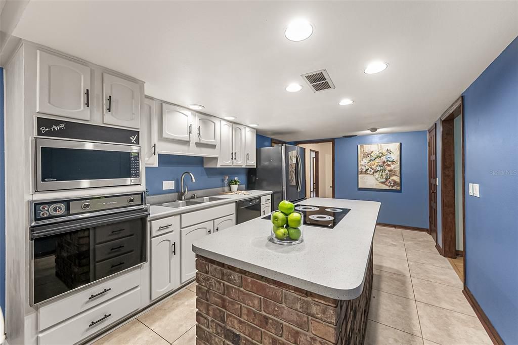 Под контрактом: $425,000 (4 спален, 3 ванн, 2273 Квадратных фут)