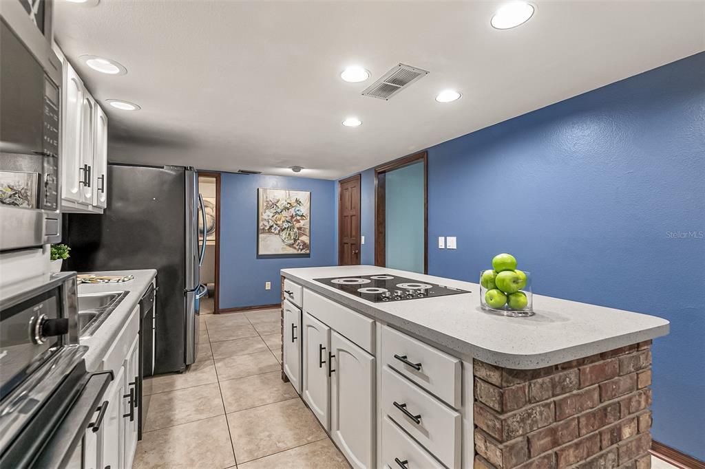 Под контрактом: $425,000 (4 спален, 3 ванн, 2273 Квадратных фут)