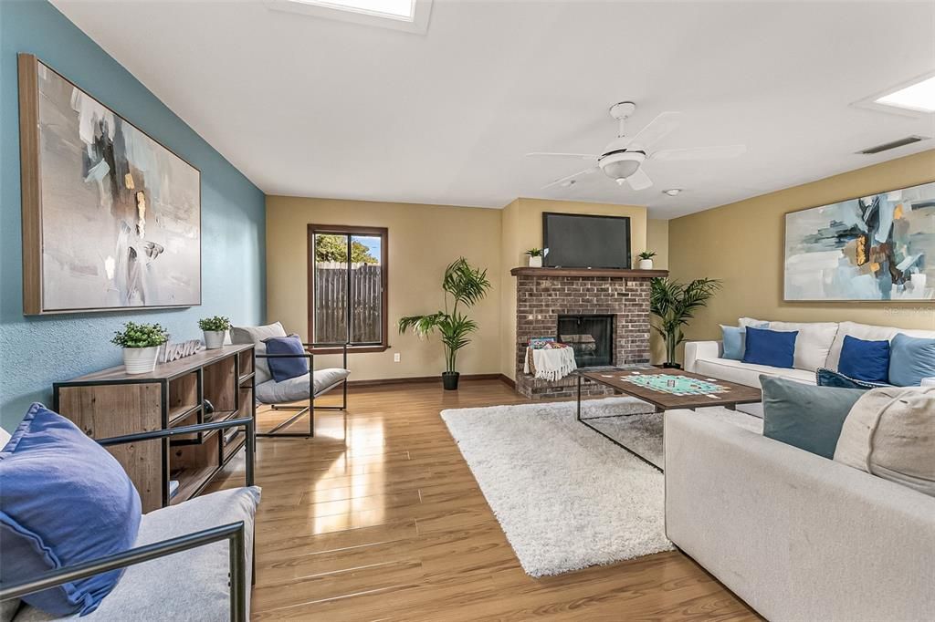 Под контрактом: $425,000 (4 спален, 3 ванн, 2273 Квадратных фут)