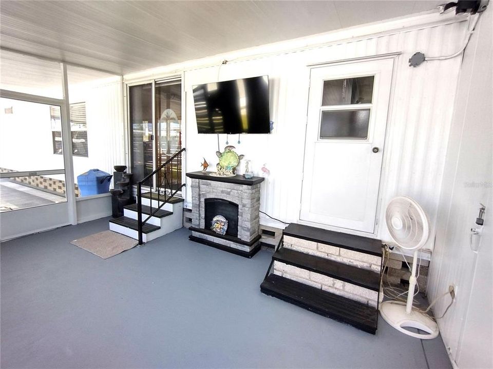 Active With Contract: $119,900 (2 beds, 2 baths, 915 Square Feet)