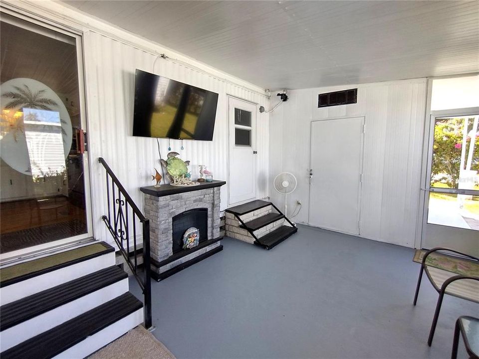 Active With Contract: $119,900 (2 beds, 2 baths, 915 Square Feet)