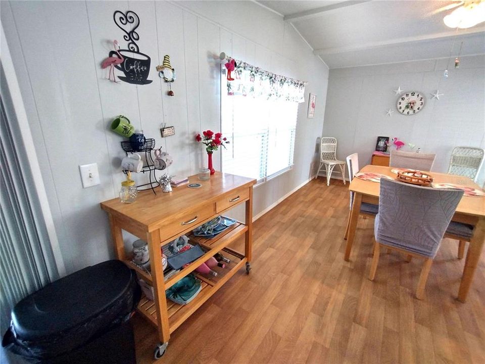 Active With Contract: $119,900 (2 beds, 2 baths, 915 Square Feet)